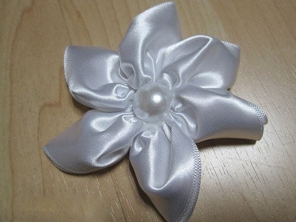 Букет с цветами из атласных лент: мастер-класс