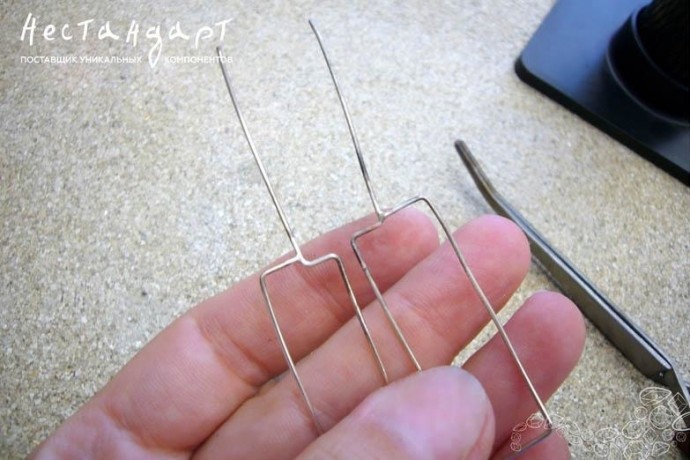 Серьги-подвески из смолы и ракушек