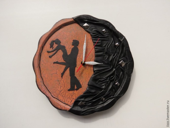 "Кожаные" настенные часы