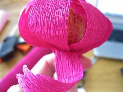 Конфетные пионы из гофрированной бумаги