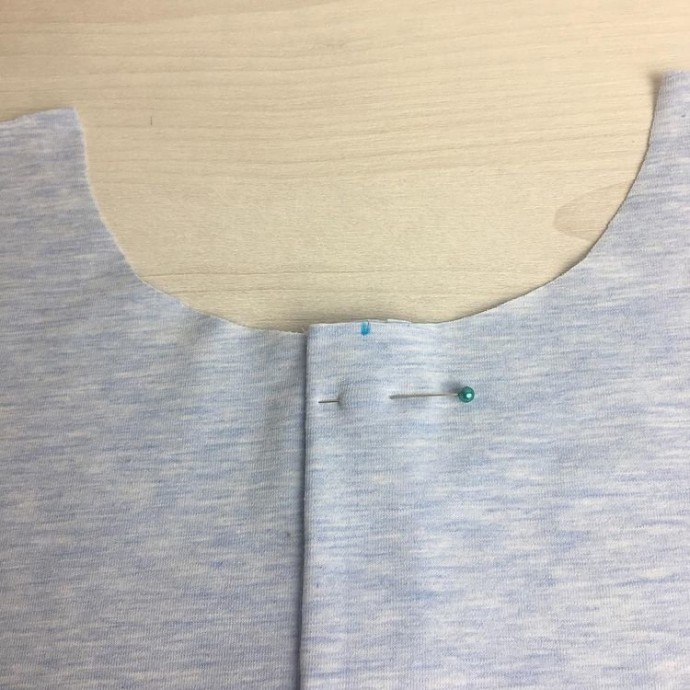 Обработка застёжки поло с пуговицами Обработка застёжки поло с пуговицами