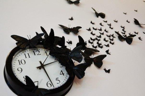 Декор часов и стены бабочками