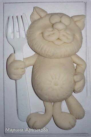Лепим котика с вилкой из соленого теста: мастер-класс