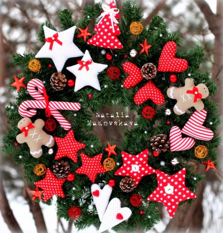 Новогодний веночек с пряничными мягкими игрушками