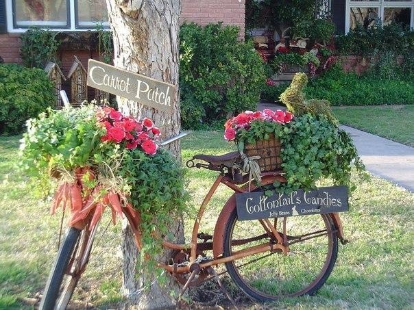 Старый велосипед как элемент дачного декора
