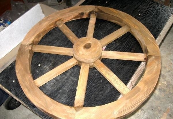 Декоративное колесо от телеги своими руками