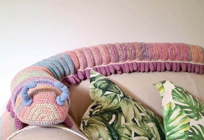 Многоножка на весь диван: идея для вдохновенного творчества