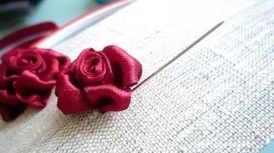 Прекрасная роза атласными лентами: мастер-класс