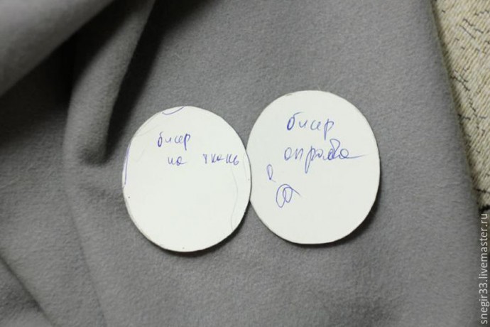 Вышитая гладью брошь со снегирем