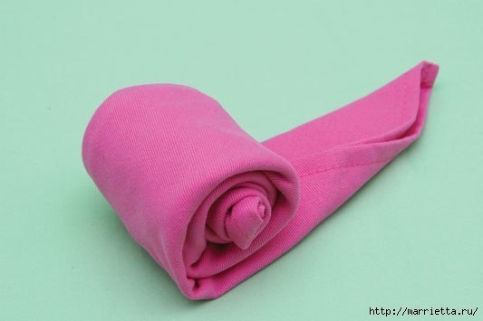 Сервировка стола: розы из салфеток