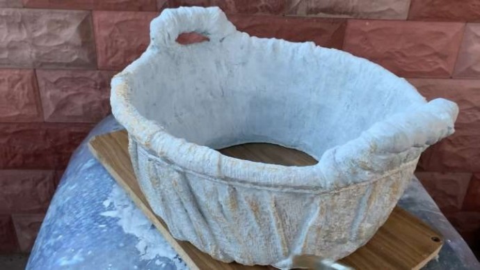 Клумба из прохудившегося тазика