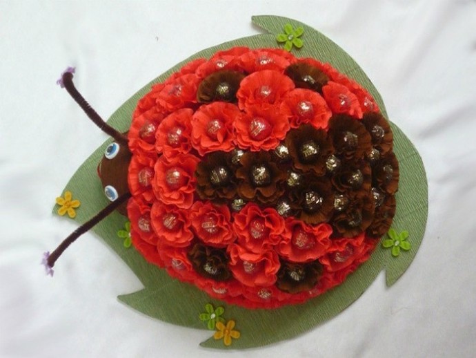Божья коровка из конфет и гофрированной бумаги
