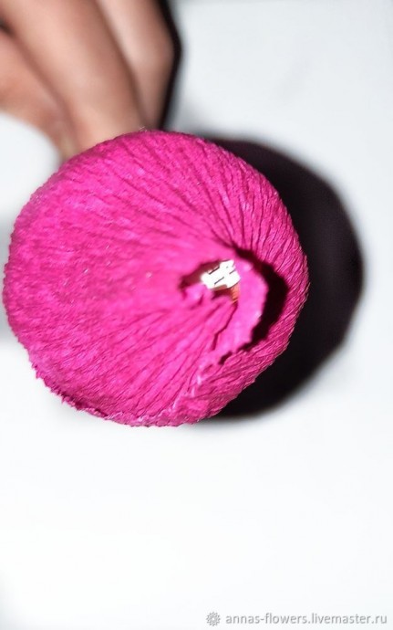 Роза из гофрированной бумаги