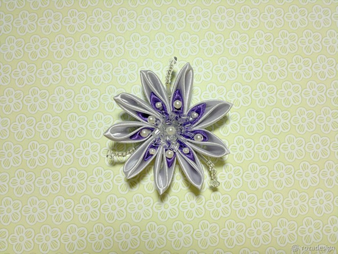 Брошь-цветок канзаши