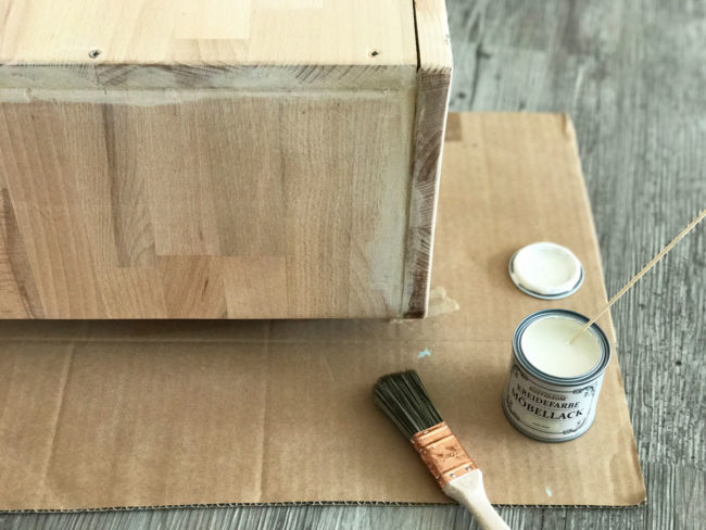 Удобная деревянная подставка, которая крепится на подлокотнике дивана