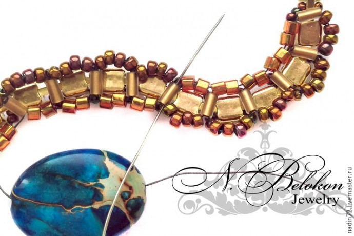 Браслет с яшмой в технике плетения по стразовой ленте