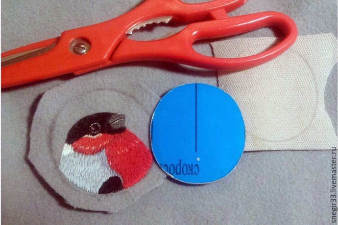 Вышитая гладью брошь со снегирем