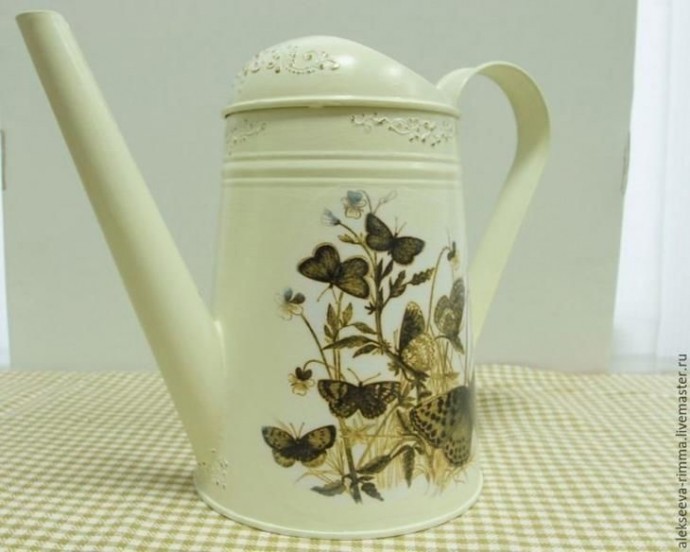 Красивый декупаж металлической лейки