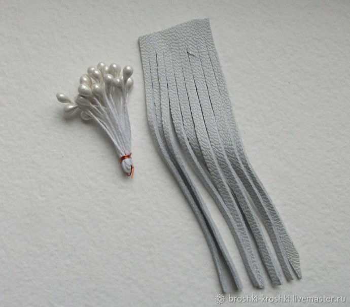 Брошь из кожи и меха