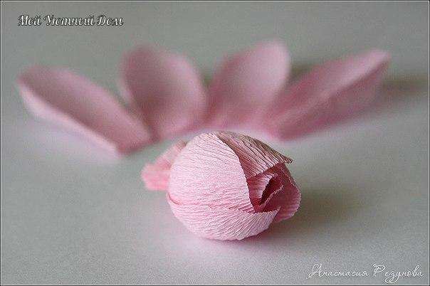 Букет из розовых роз из гофрированной бумаги с конфетами