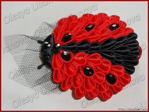 Очаровательная Божья коровка из атласных лент