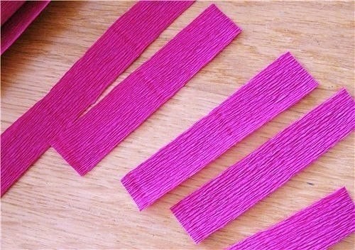 Конфетные пионы из гофрированной бумаги