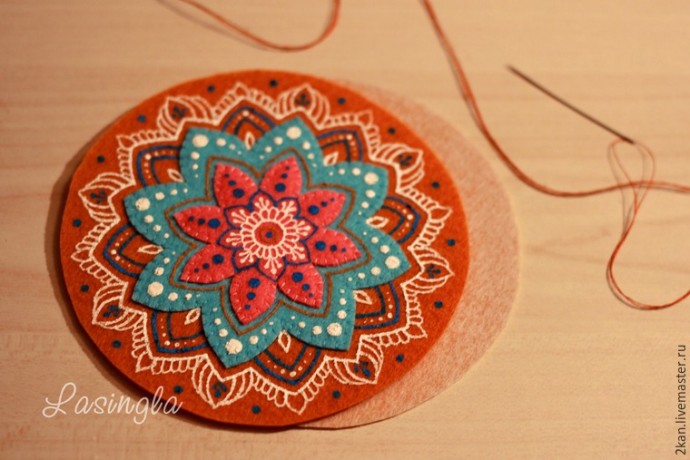 Яркая мандала из фетра
