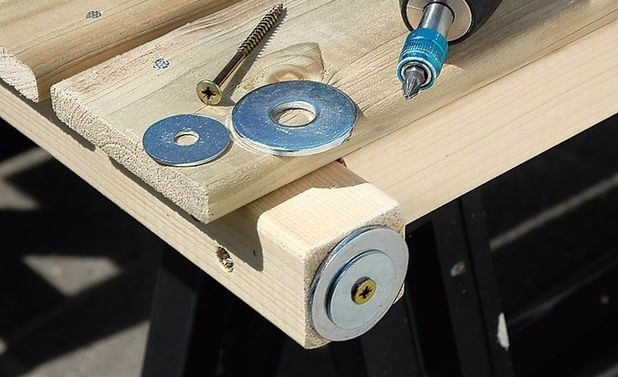 Элегантное ограждение мусорных контейнеров на дачном участке своими руками