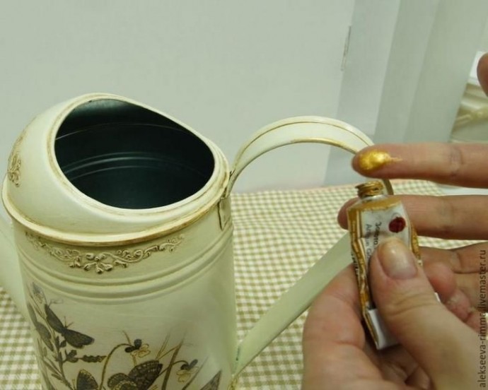 Красивый декупаж металлической лейки