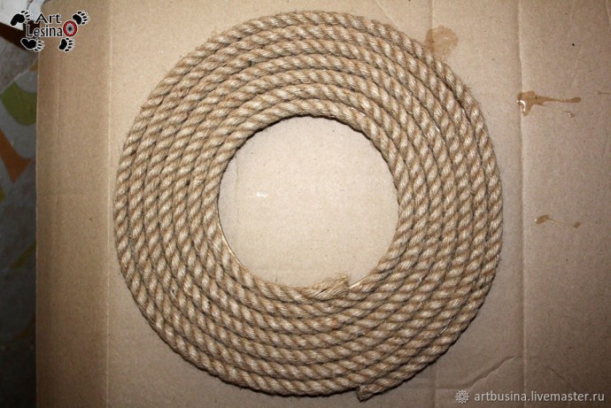 Венок из ракушек камней и перьев