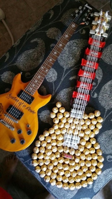 ​Сладкий подарок в виде гитары