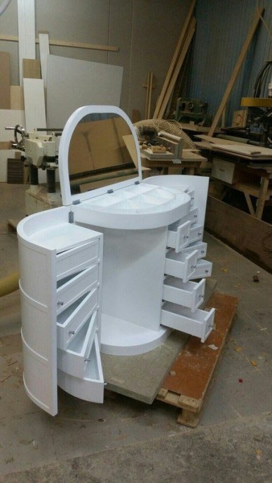 ​Туалетный столик со множеством ящичков: идея создания