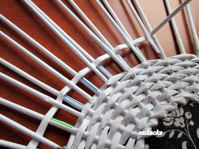 Веер из газетных трубочек