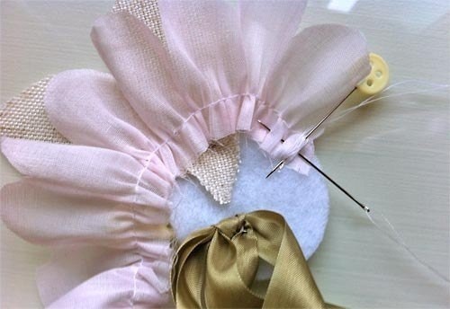 Пион из лент и батиста: мастер-класс