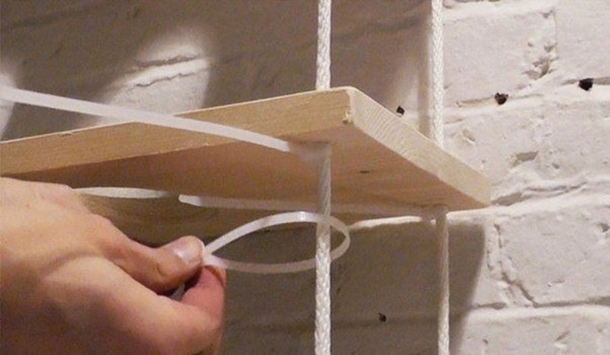 Вертикальная и очень вместительная полка для цветов