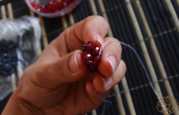 Гранатовый браслет-жгут