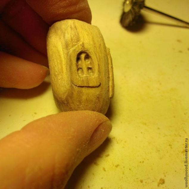 Кулон-домик в форме желудя