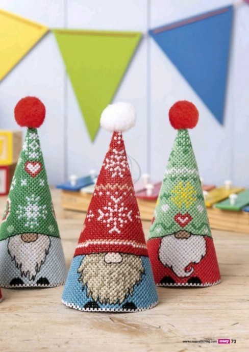 Новогодняя вышивка с гномами