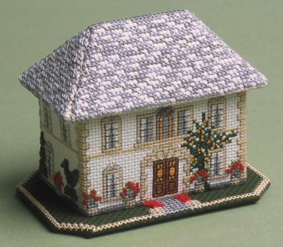 Домики, которые вышиты на пластиковой канве