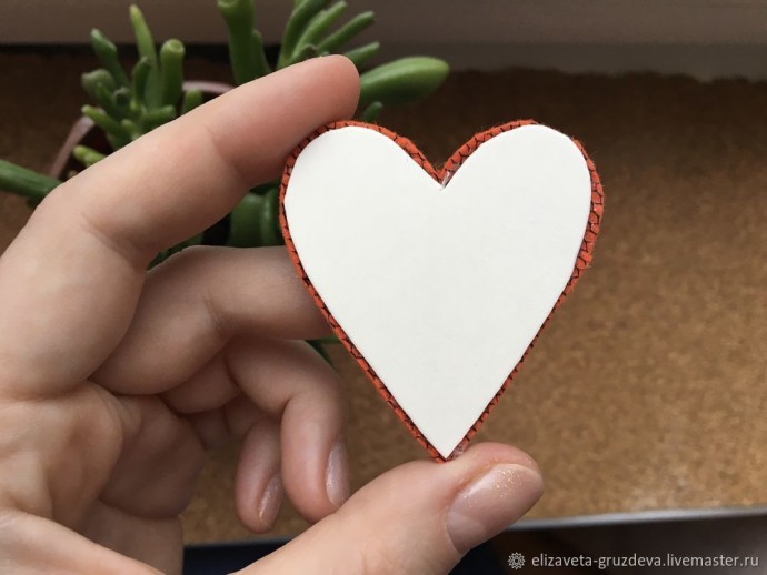 Сердце из бисера и пайеток