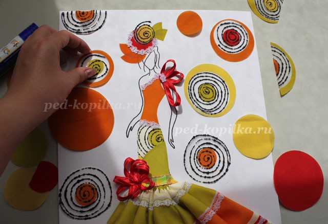 Дама в роскошном наряде