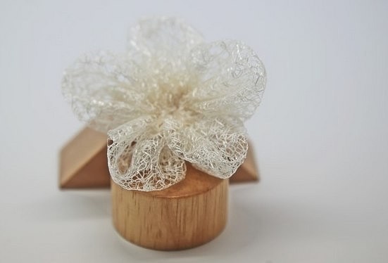 Цветок из тюлевой ленты для украшения волос