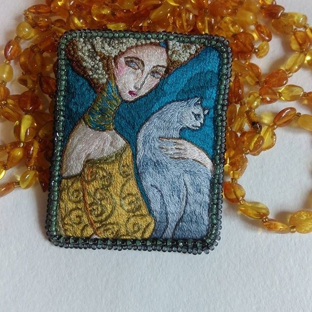 Коллекция вышитых портретных брошей