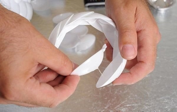 Светильник из пластиковых ложек своими руками