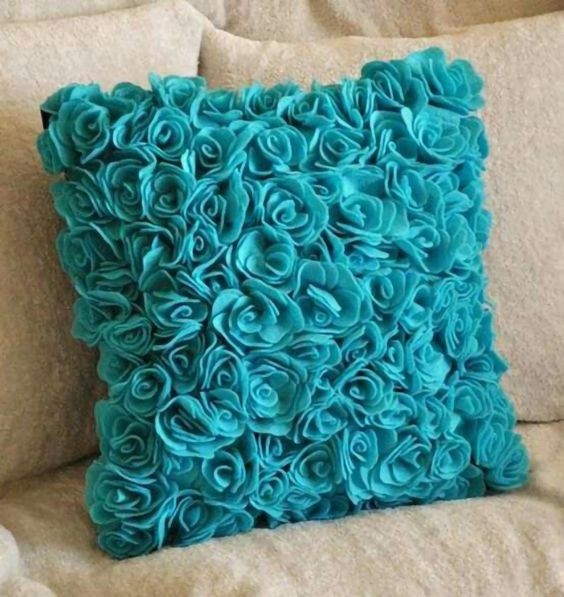 Декоративные цветочные подушки