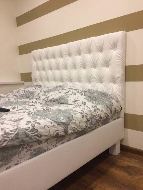 Двуспальная кровать с изголовьем в каретной стяжке