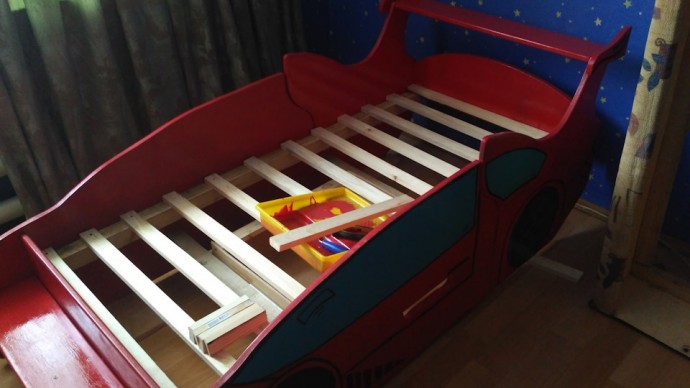 Кроватка-машинка для ребенка