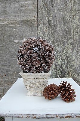 Декоративный шар из шишек