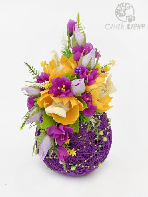 Композиция на шаре из ниток