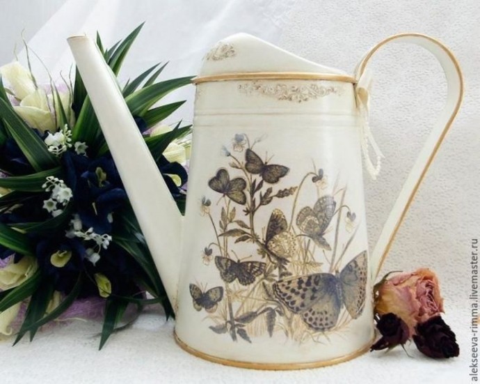 Красивый декупаж металлической лейки